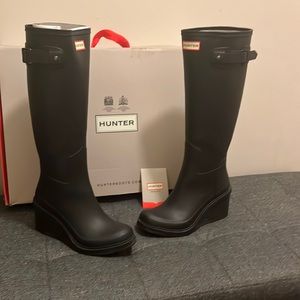 Black matte Hunter platform wedge heel boots.